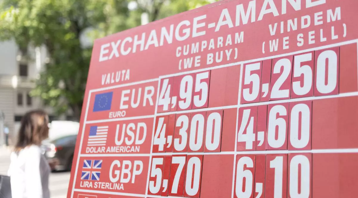 Panou de culoare roșie a unei case de schimb valutar, care arată cotațiile monedelor euro, dolar și lira sterlină