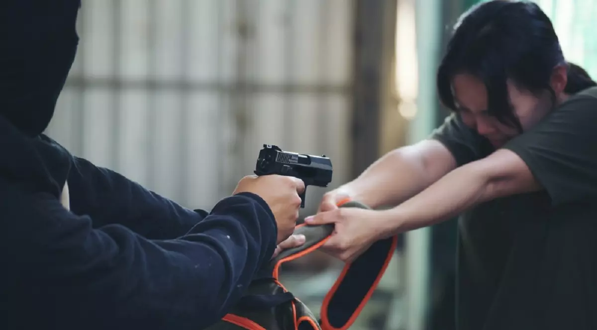 Ce inseamna cand visezi un jaf- Un barbat deghizat îi fură unei femei ghiozdanul și o amenință cu un pistol