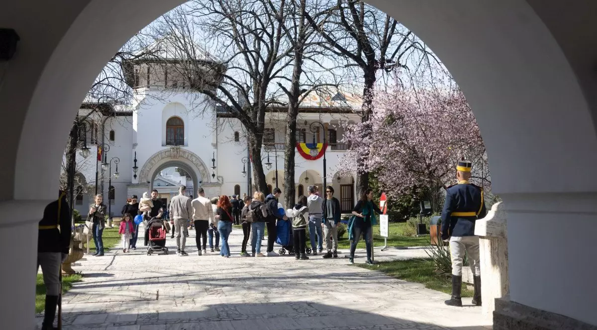Evenimentul „Porţi deschise la Palatul Cotroceni” a fost inaugurat de Ilie Bolojan când a preluat mandatul de președinte interimar și a durat trei luni