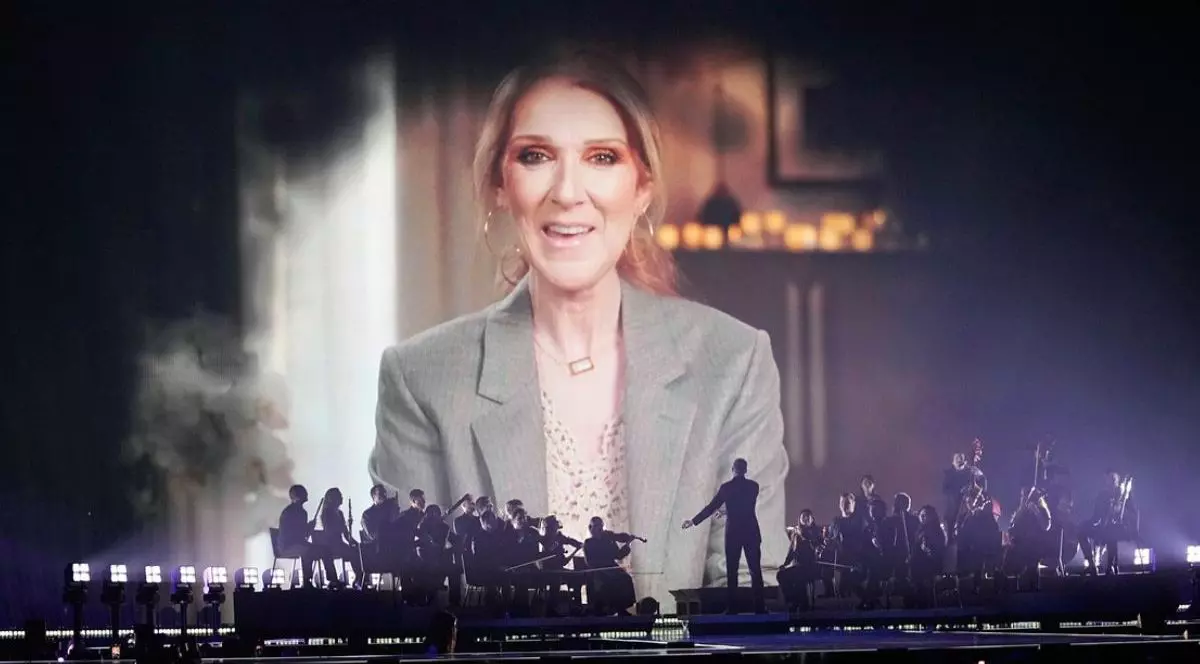 Celine Dion vorbește într-un mesaj video preînregistrat transmis pe un ecran uriaș în timpul primei semifinale a celei de-a 69-a ediții a concursului Eurovision, Basel, Elveția