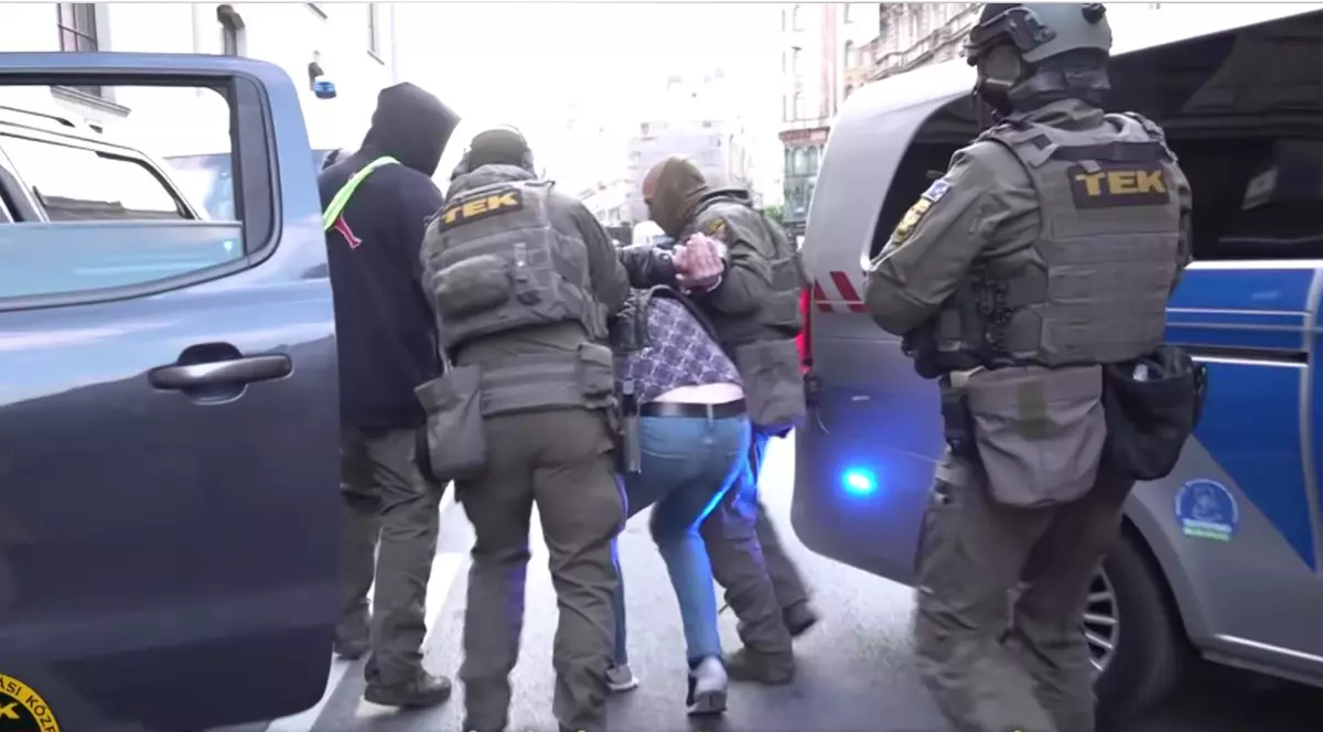 Cetățean ucrainean arestat de trei ofițeri TEK din Ungaria sub suspiciunea de spionaj Captură Facebook/ Magyarország Kormánya