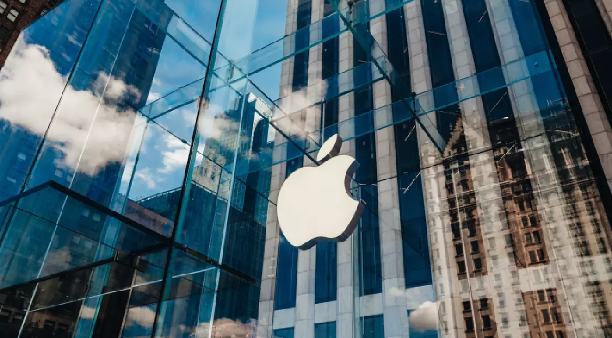 O clădire cu geamuri de sticlă pe care este logo-ul companiei Apple.