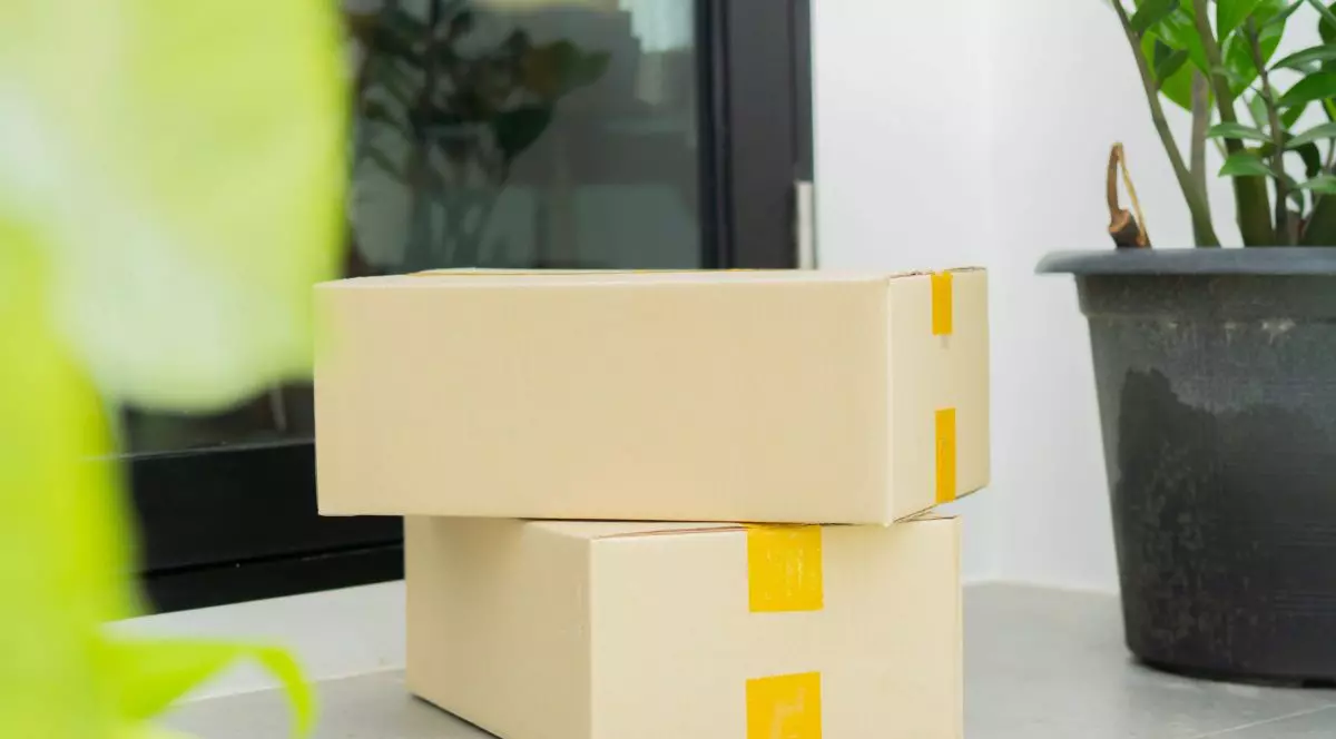 Cutii din carton lăsate în fața unei uși.