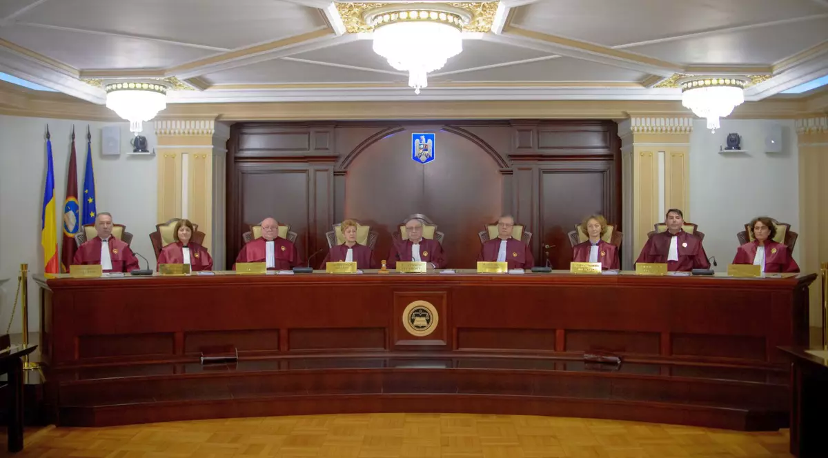 Curtea Constituțională este formată din 9 judecători, inclusiv președintele, Marian Enache