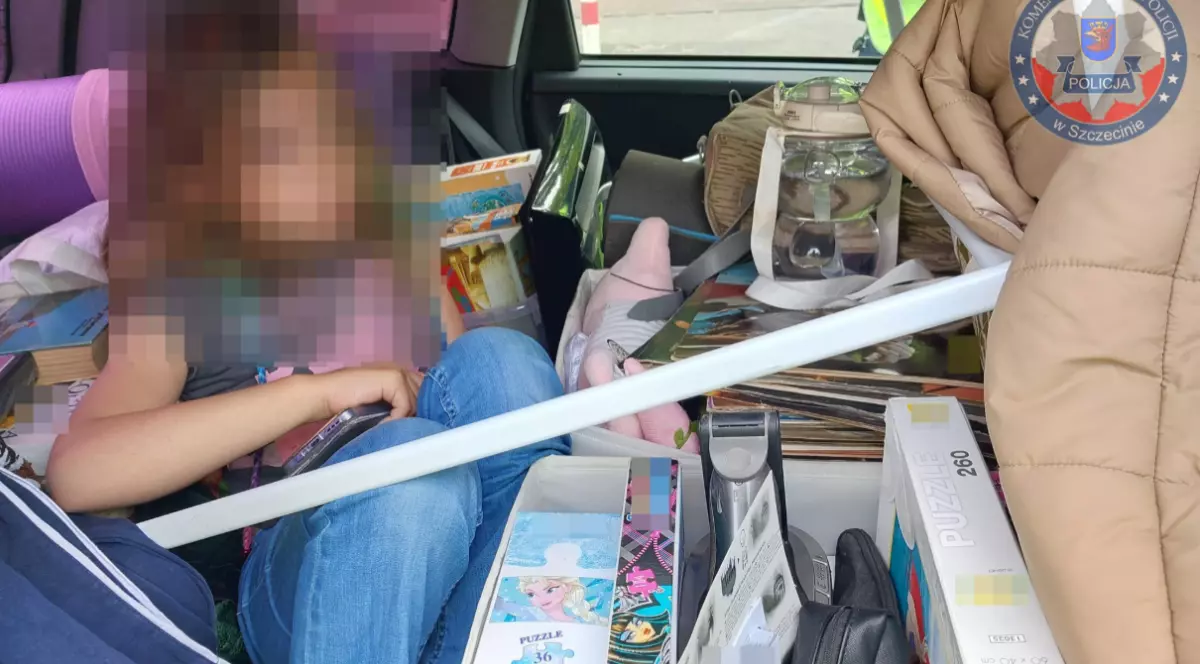 Imaginea arată interiorul unei mașini extrem de aglomerate, fotografiată de autoritățile din Polonia, în cadrul unui control de rutină efectuat de poliția din Szczecin.