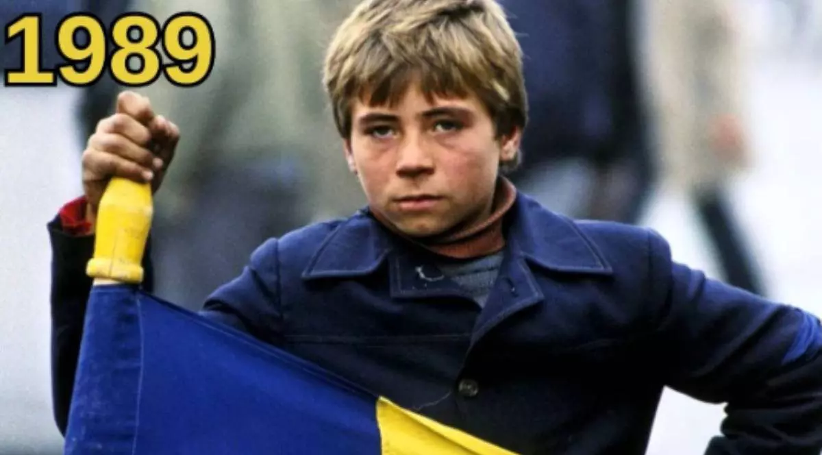 Poză cu Florin Vieru din timpul Revoluției din 1989. Este înfășurat în tricolor și are o jachetă albastră