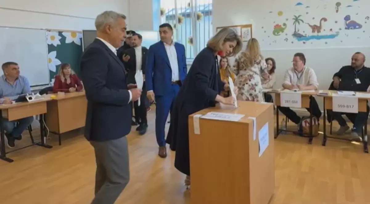 Cristela Georgescu la secția de votare din Mogoșoaia