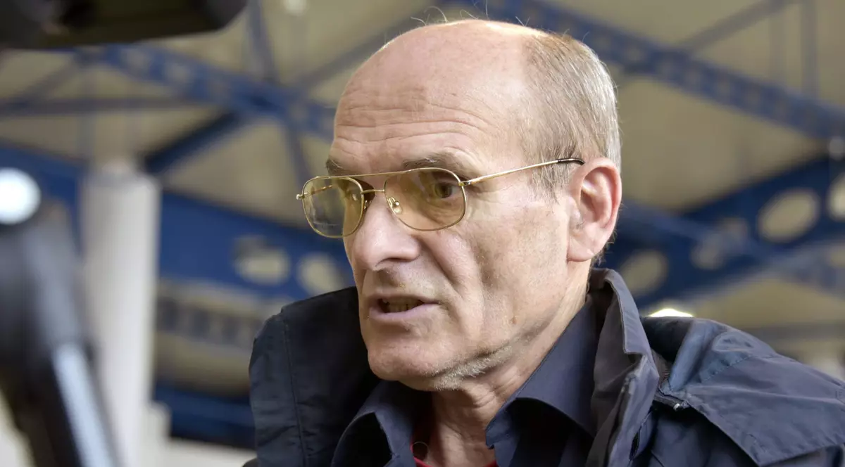 Cristian Tudor Popescu vorbind la microfon. Fotografie realizată la 6 aprilie 2016