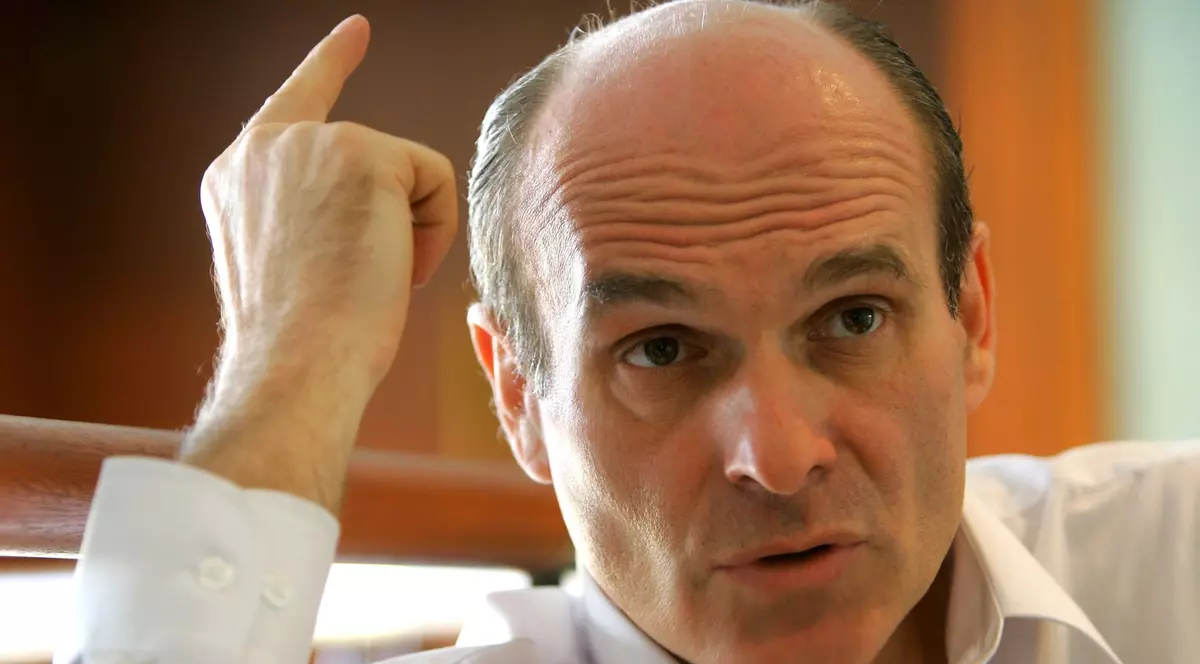 Poză cu Cristian Tudor Popescu ținând un deget ridicat și purtând o cămașă albă