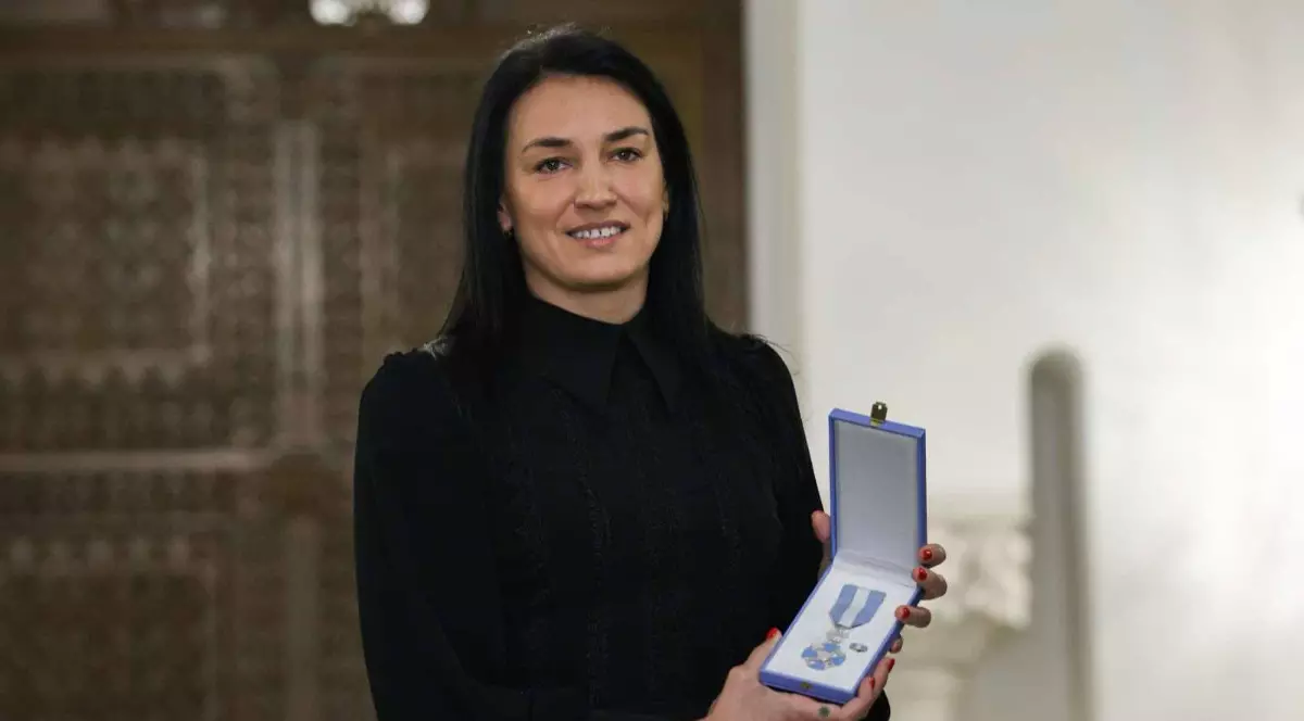 Cristina Neagu, în negru și cu decorația în mână la Palatul Cotroceni