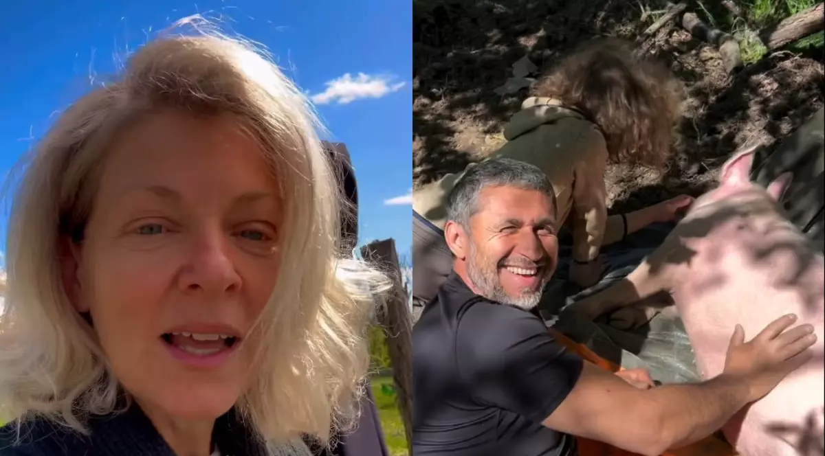 Dragoș Bucur și băiețelul Kadri, surprinși când se joacă cu porcul familiei, în grădina casei. Dana Nălbaru i-a filmat, când a luat o pauză de la sădit răsaduri
