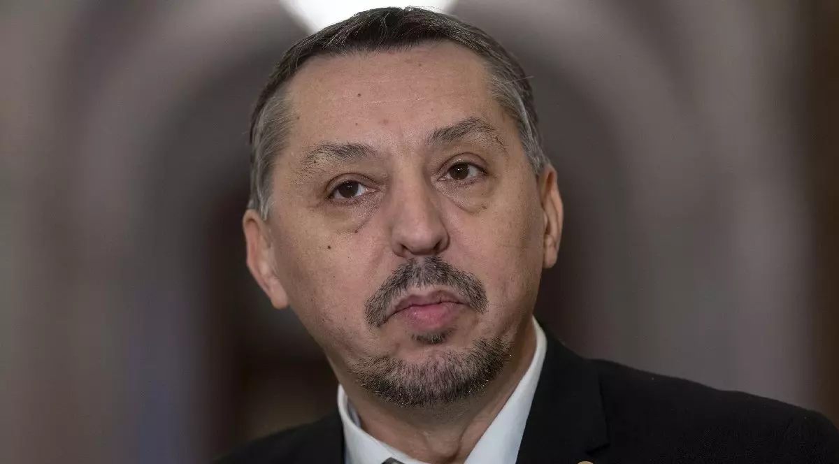 8030262-Mediafax_Foto-Alexandru_Dobre description: Ministrul Educatiei, Daniel Ovidiu David, soseste la dezbaterea pe tema "Epidemia de droguri in scoli si licee", organizata de Comisia pentru cercetarea abuzurilor, combaterea coruptiei si petitii din Senat, la Palatul Parlamentului, in Bucuresti, marti, 18 martie 2025