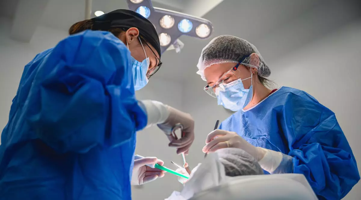 De la dinți mobili la dinți ficși: cum îți transformă viața tratamentele moderne de la Clinica OZONO