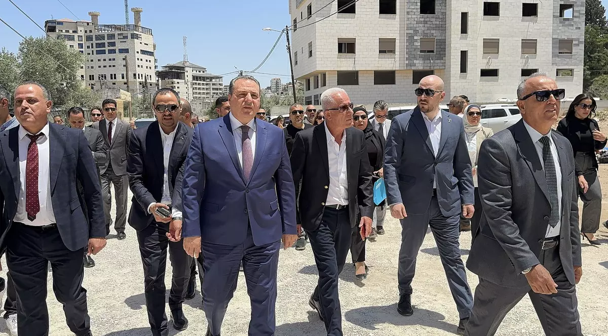 Delegația de diplomați aflată miercuri, 21 mai, la Jenin, înainte de a fi îndepărtată cu focuri de armă trase de soldați israelieni Foto: Profimedia