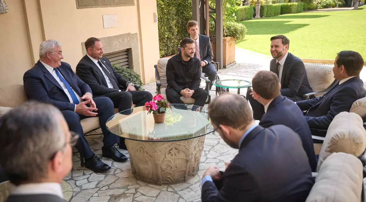 Delegația ucraineană (stânga) și cea americană (dreapta) la întâlnirea de la Roma în marja inaugurării pontificatului Papei Leon al XIV-lea Foto: Profimedia