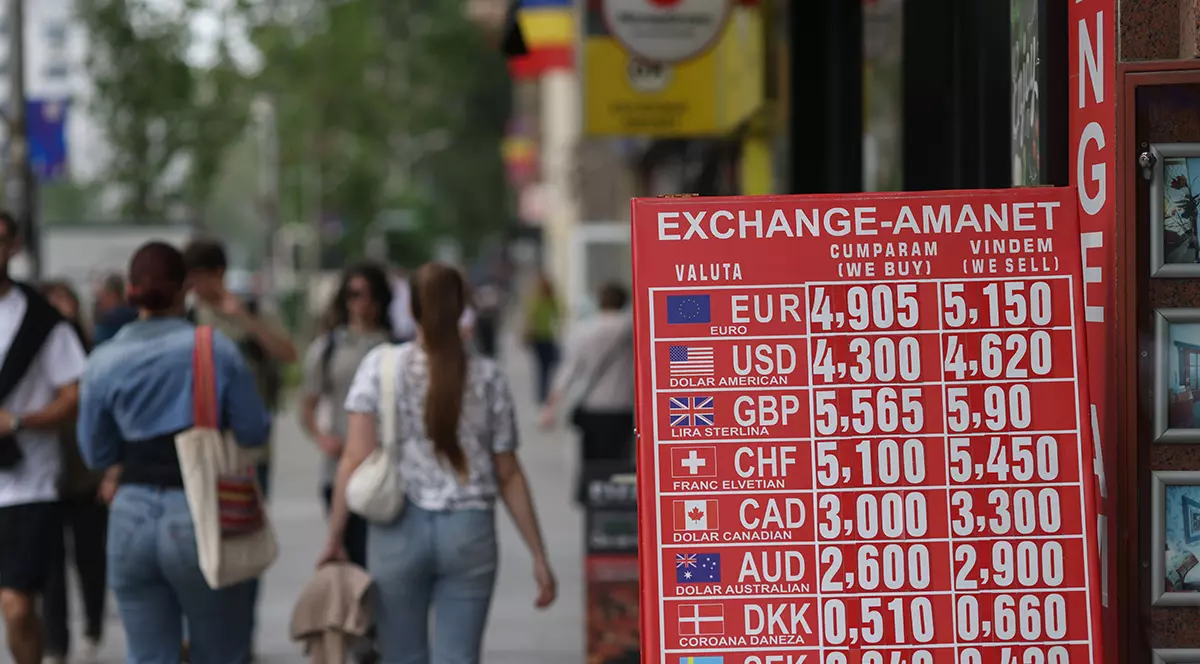 Detalii cu valorile cursului valutar în fața unei case de schimb valutar din București, 6 mai 2025