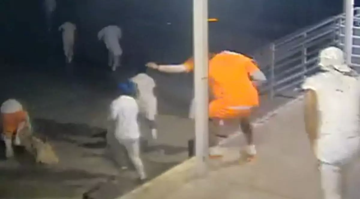 Imagine cu cei 10 deținuți care au evadat dintr-o închisoare din SUA.