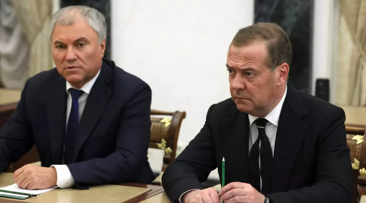 Dmitri Medvedev (dreapta), alături de șeful Dumei de Stat, Veaceslav Volodin Foto: Profimedia