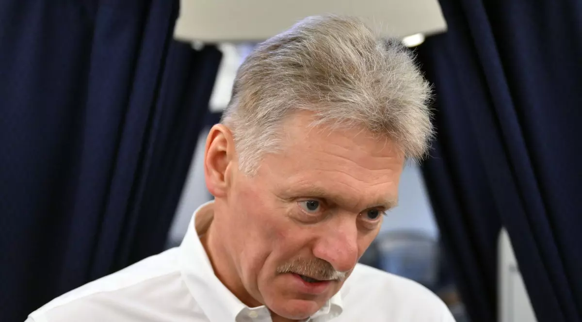 Dmitri Peskov surprins în timp ce vorbește. Poartă o cămașă albă