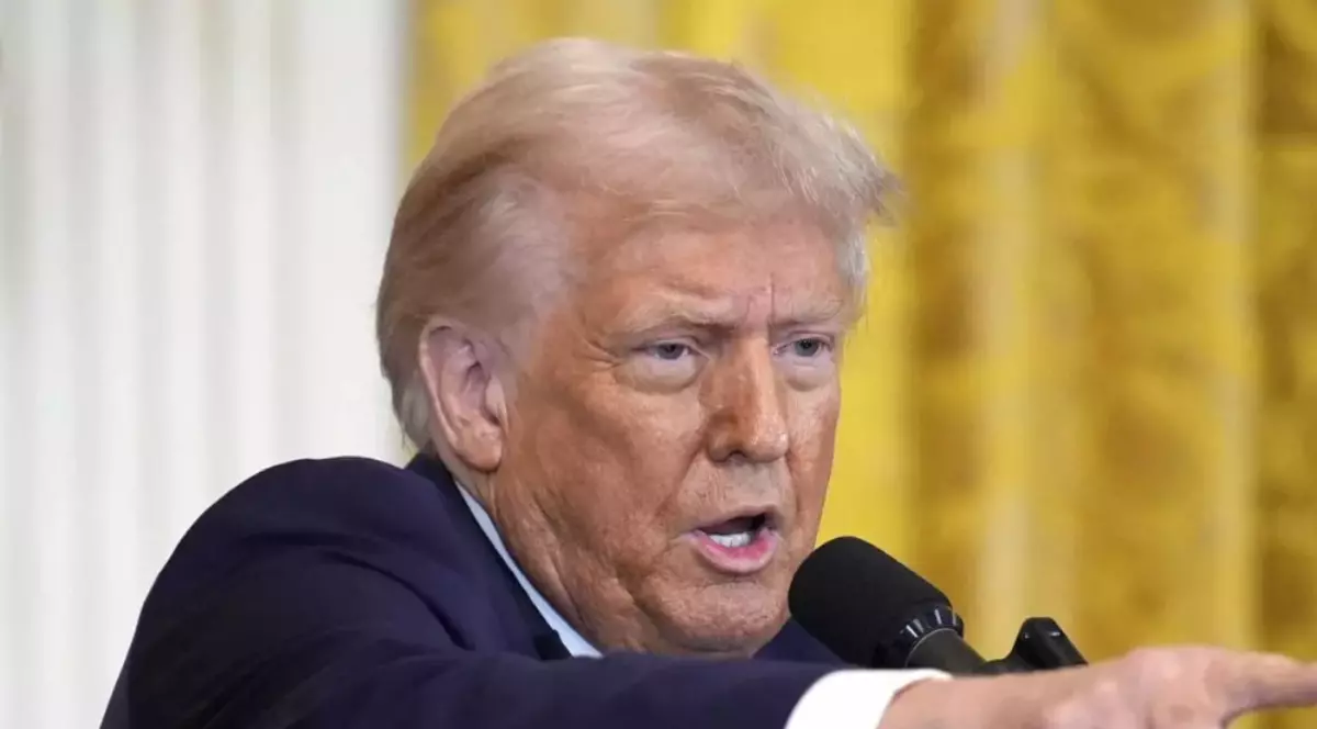 În imagine este ilustrat Donald Trump, în sacou negru și cămașă albă