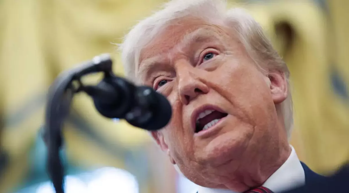 În imagine este ilustrat Donald Trump în timp ce vorbește la microfon