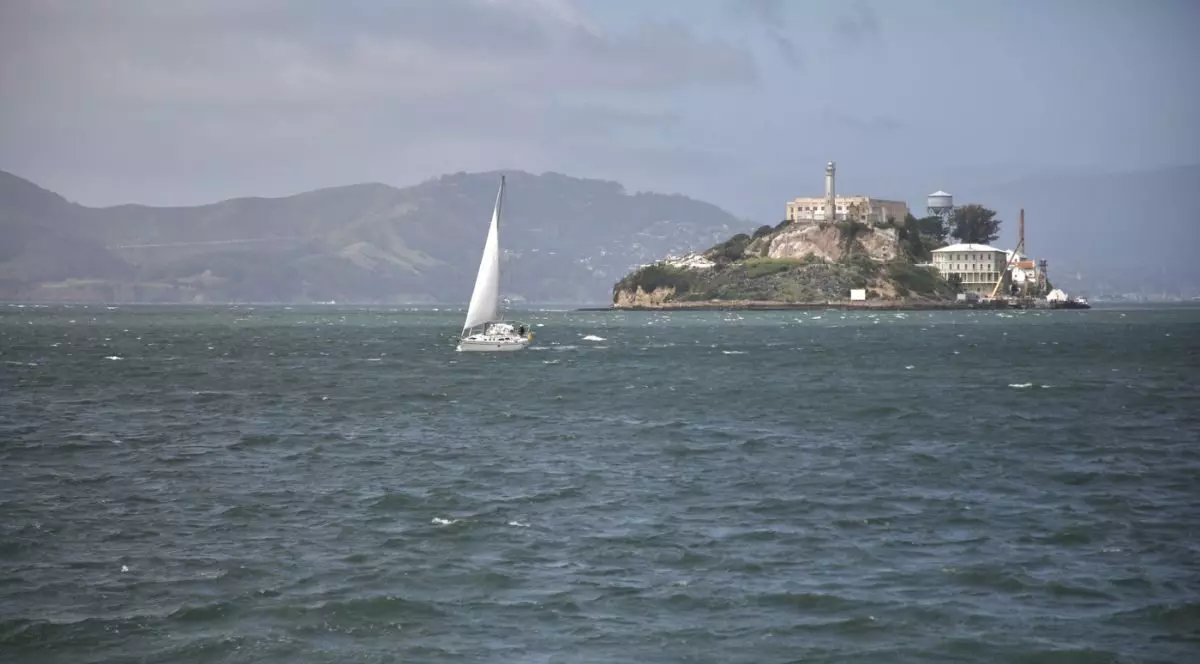 Insula Alcatraz este fotografiată dintr-o barcă, este situată în Golful San Francisco, California, SUA, care a servit drept închisoare federală de înaltă securitate între 1934 și 1963. De atunci a fost transformată într-un sit istoric administrat de Serviciul Parcurilor Naționale ale Statelor Unite, 23 aprilie 2025