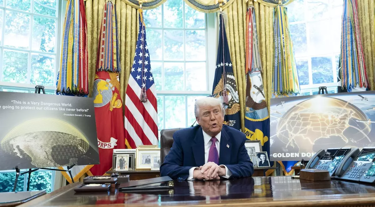 Donald Trump, în Biroul Oval, între machetele programului Domul de Aur Foto: Profimedia