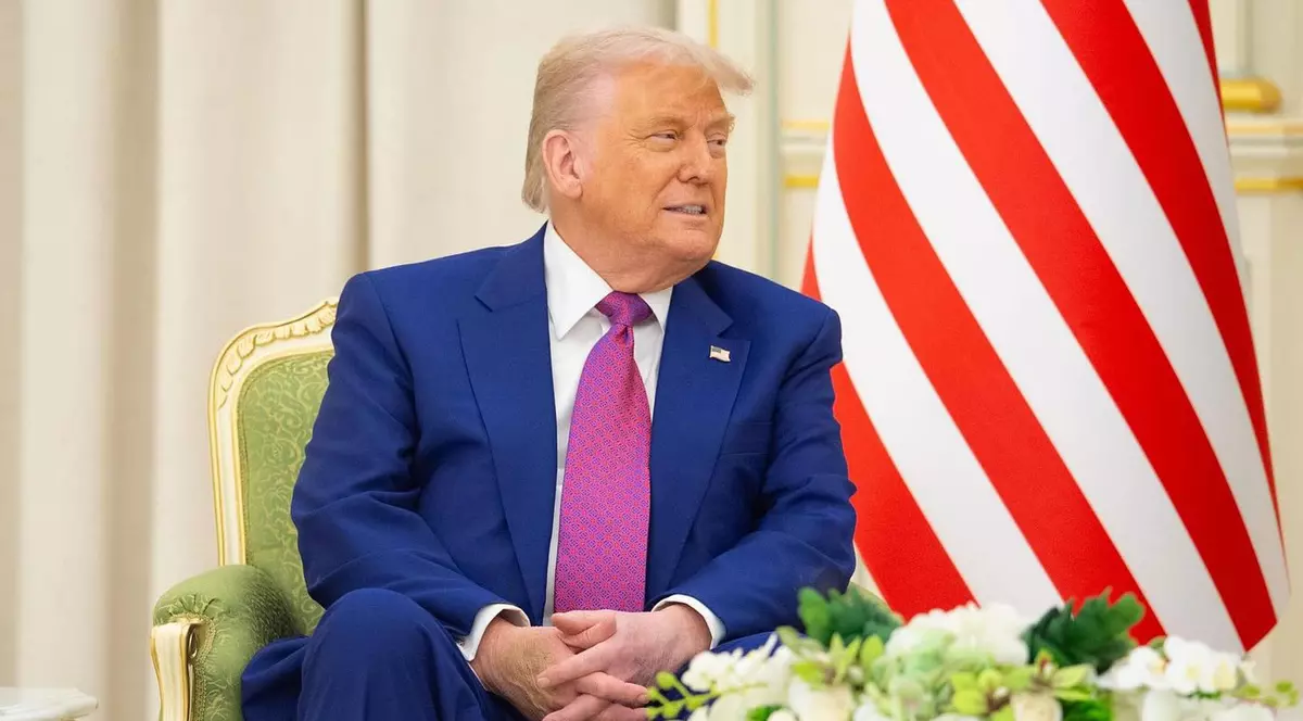 Donald Trump surprins în timp ce stă pe scaun în timpul unei întâlniri cu prințul moștenitor saudit Mohammed bin Salman la Palatul Al-Yamamah.