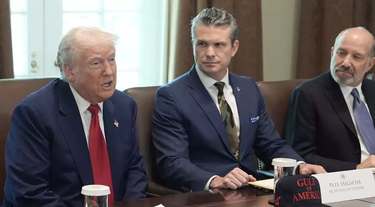 Pete Hegseth (în centru), alături de Donald Trump (stânga), la o ședință la Casa Albă. Imagine cu caracter ilustrativ Foto: Profimedia
