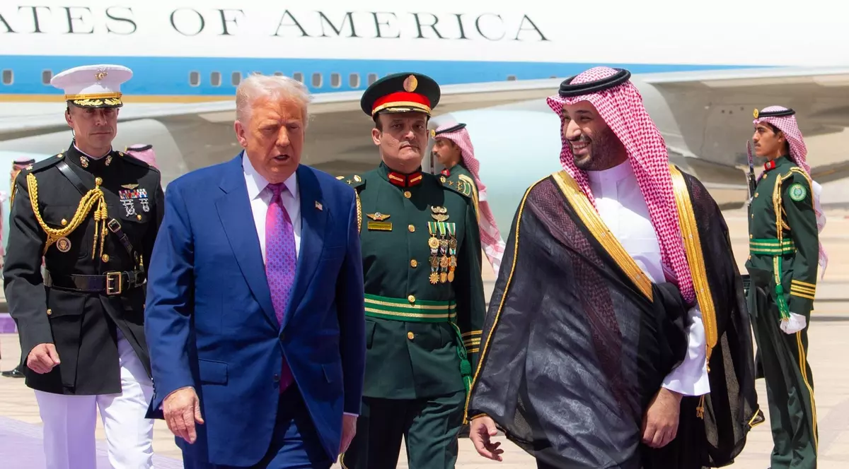 Președintele SUA Donald Trump (al doilea din stânga) este întâmpinat de Prințul Moștenitor Saudit Mohammed bin Salman Al Saud (d) la sosirea sa pe Aeroportul Malik Khalid, pentru prima etapă a turneului său în trei națiuni din Orientul Mijlociu, la Riyadh, Arabia Saudită, pe 13 mai 2025