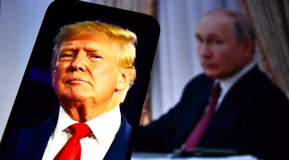 Donald Trump, pe ecranul unui telefon. Pe fundal, Vladimir Putin. Ambii sunt îmbrăcați cu sacouri negre și cămăși albe, cu cravate roșii