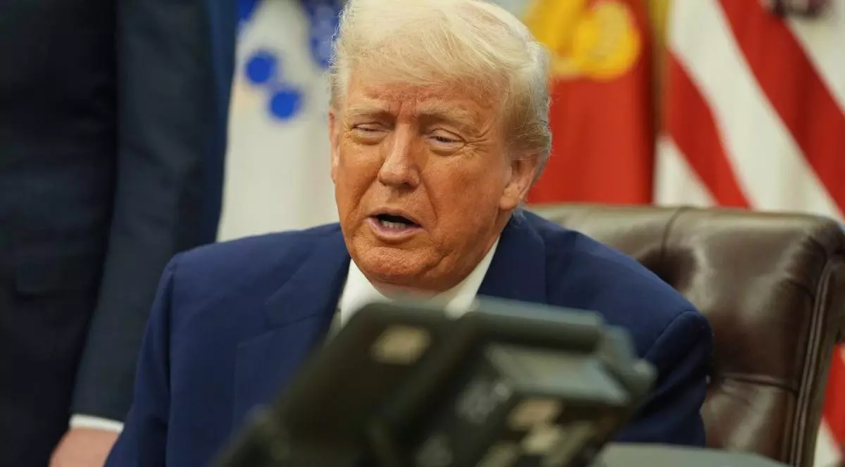 Donald Trump în biroul de la Casa Albă, sta pe scaun, vorește la telefon pe difuzor