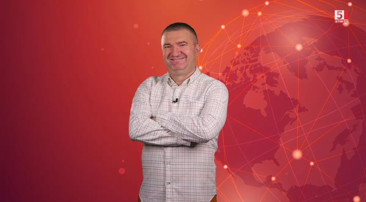 Dorin Chiotea, redactor șef Libertatea și realizator 5 știri by Libertatea, Actualitate, îmbrăcat cu o cămașă albă, pe un fundal roșu.