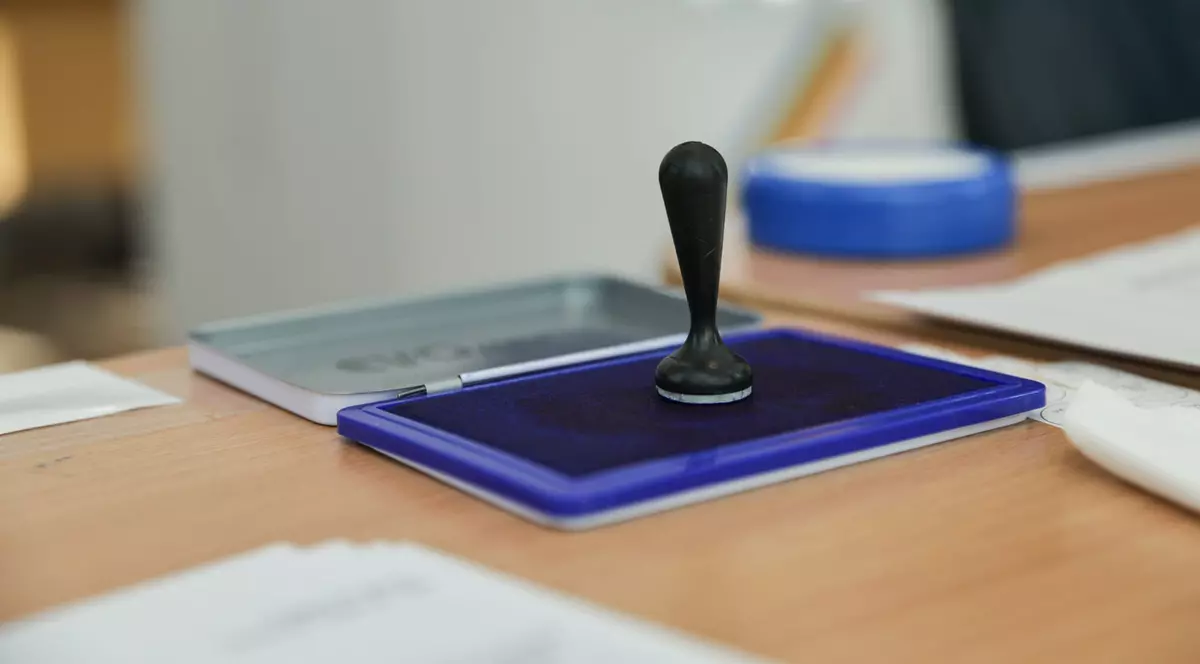 o ștampilă de vot intr-o secțiie de votare