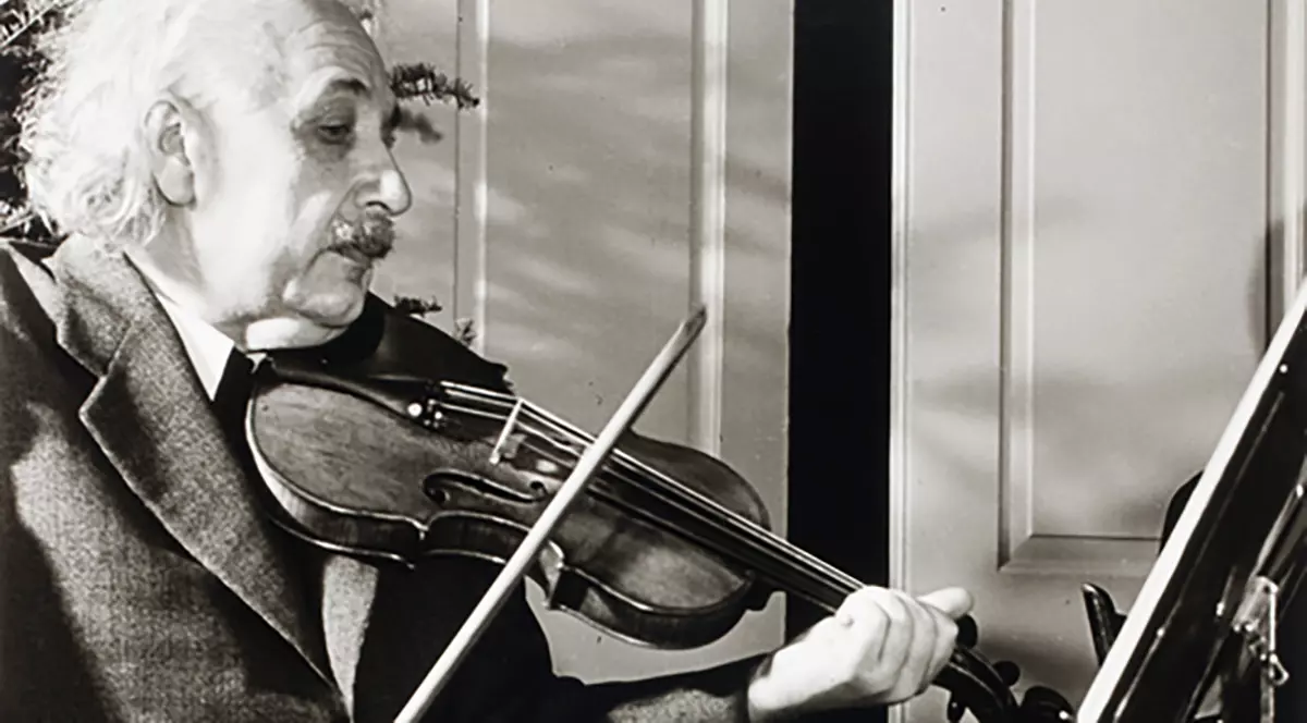 Einstein cantand la vioara