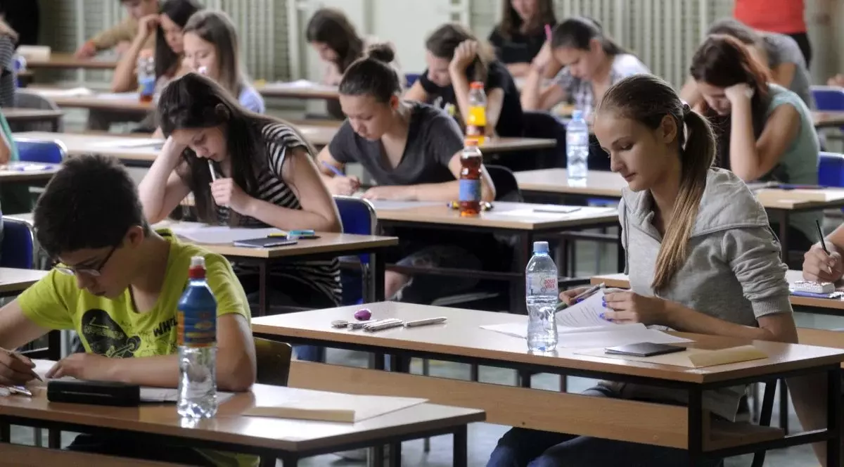 elevi in sala de examen