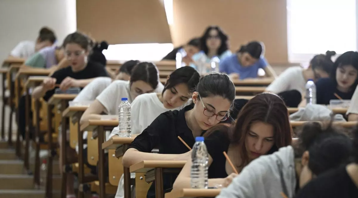 Elevi în sala de clasă care susțin un examen