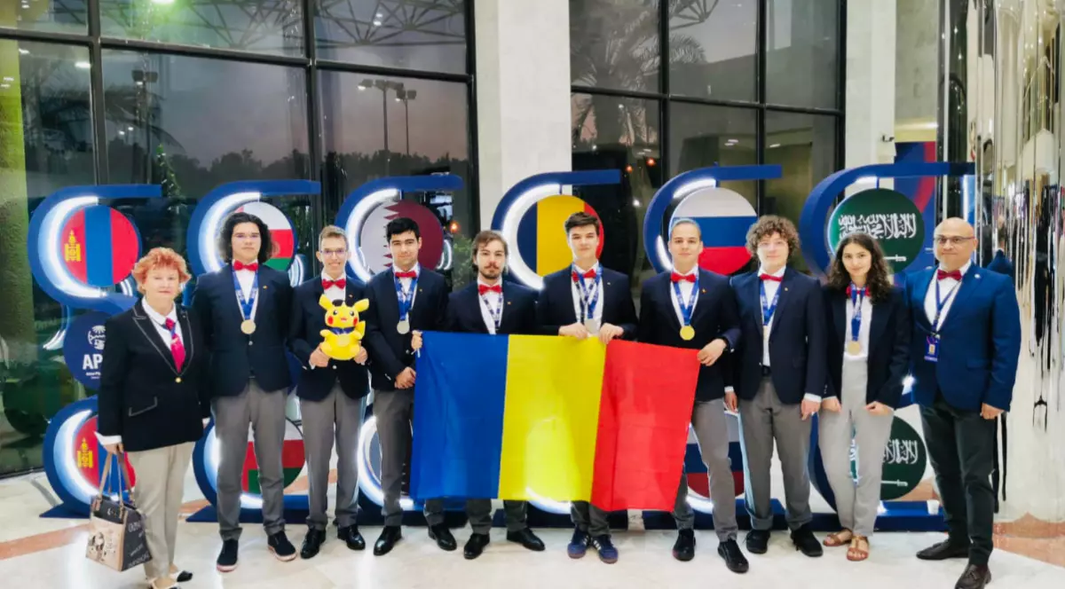 În imagine sunt ilustrați mai mulți oameni, îmbrăcați în costume. Cei din mijloc țin în mână drapelul României