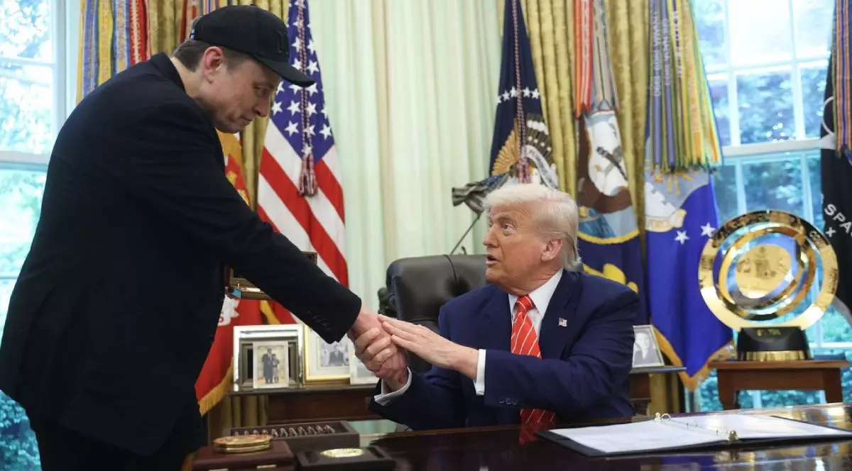 Elon Musk, imbracat în negru, sta în picioare, si da mana cu Donald Trump, care sta pe scaun în Biroul Oval