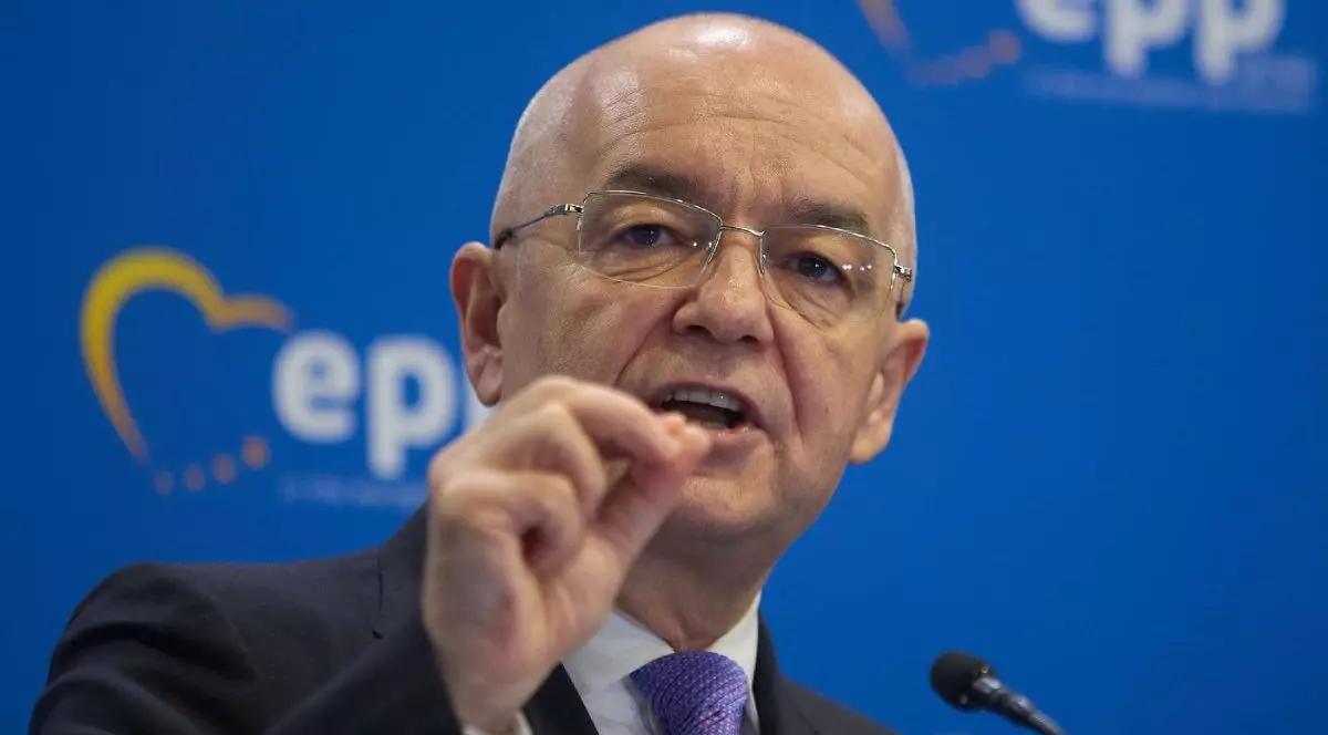 Prim plan Emil Boc, in timp ce vorbeste la Congresul PPE 2024, din București, România , cu mana dreapta ridicata la nivelul feței