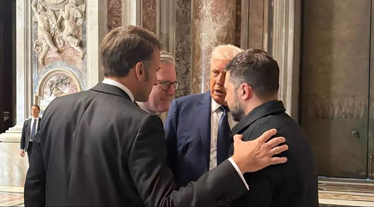 Președintele Franței, Emmanuel Macron (cu spatele), prim-ministrul Marii Britanii, Keir Starmer, și președintele SUA, Donald Trump, discută cu președintele Ucrainei, Volodimir Zelenski, la înmormântarea Papei Francisc la Bazilica Sfântul Petru din Vatican, 26 aprilie 2025.