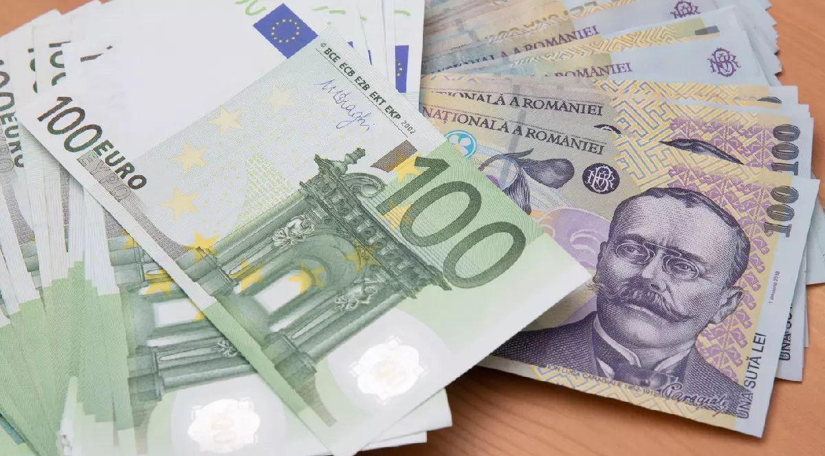În dreapta, mai multe bancbote de 100 de euro, în dreapta, mai multe hârtii de 100 de lei.