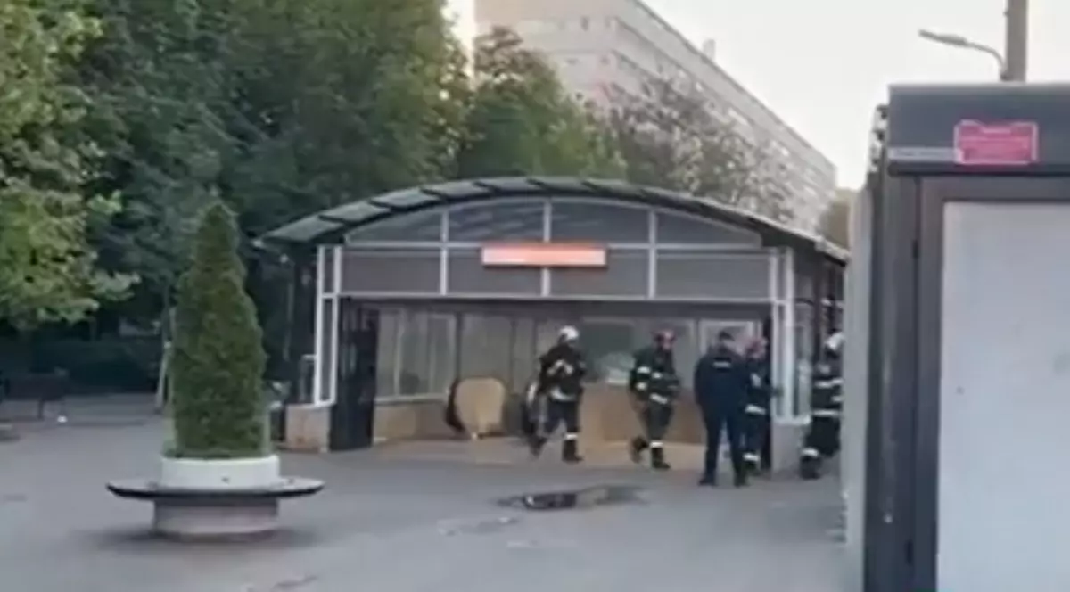 În imagine sunt ilustrați pompieri care ies de la metrou în urma unui incendiu