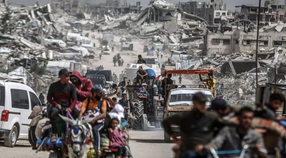 Palestinieni din Fâșia Gaza, într-o localitate distrusă de atacurile israeliene Foto: Hepta