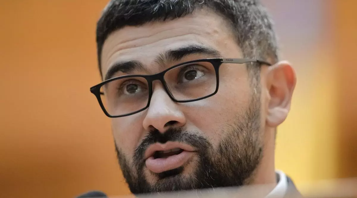 Deputatul PSD Petre Florin Manole participă la ședința comună a Camerei Deputaților și Senatului în care se dezbate și votează moțiunea de cenzură intitulată 