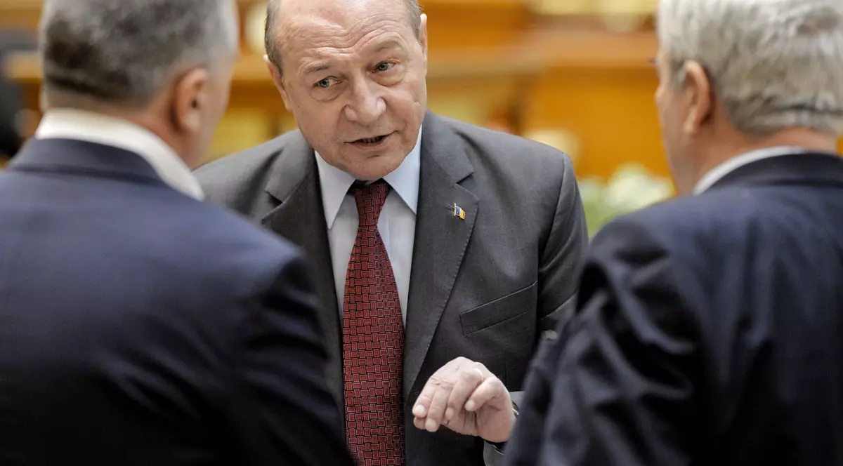 Traian Băsescu discută cu doi bărbați