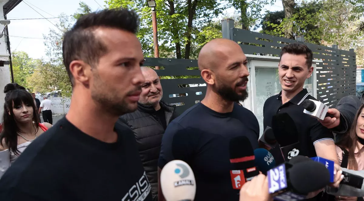 Fraii Tate s-au prezentat la sediul Politiei Voluntari, județul Ilfov, pentru a semna controlul judiciar, marti 22 aprilie 2025, in Bucuresti.