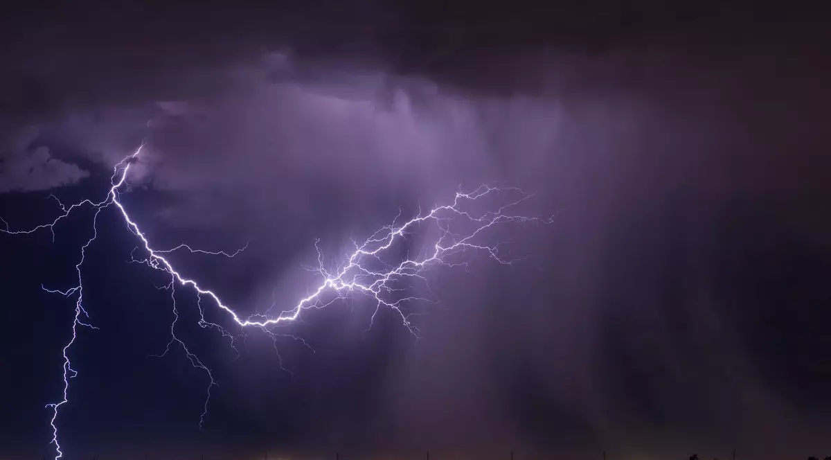 Poză cu un fulger pe cer