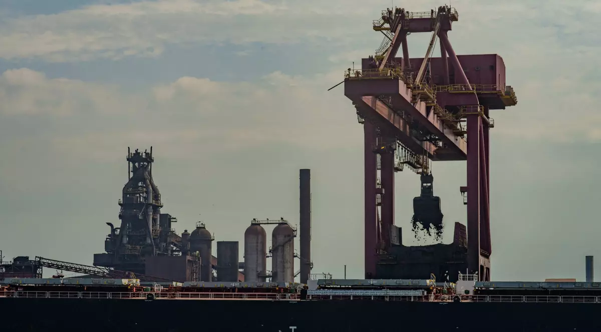 Vedere generală a oțelăriei AArcelor Mittal Dunkerque, Fraanță. În fundal se observa un furnal.