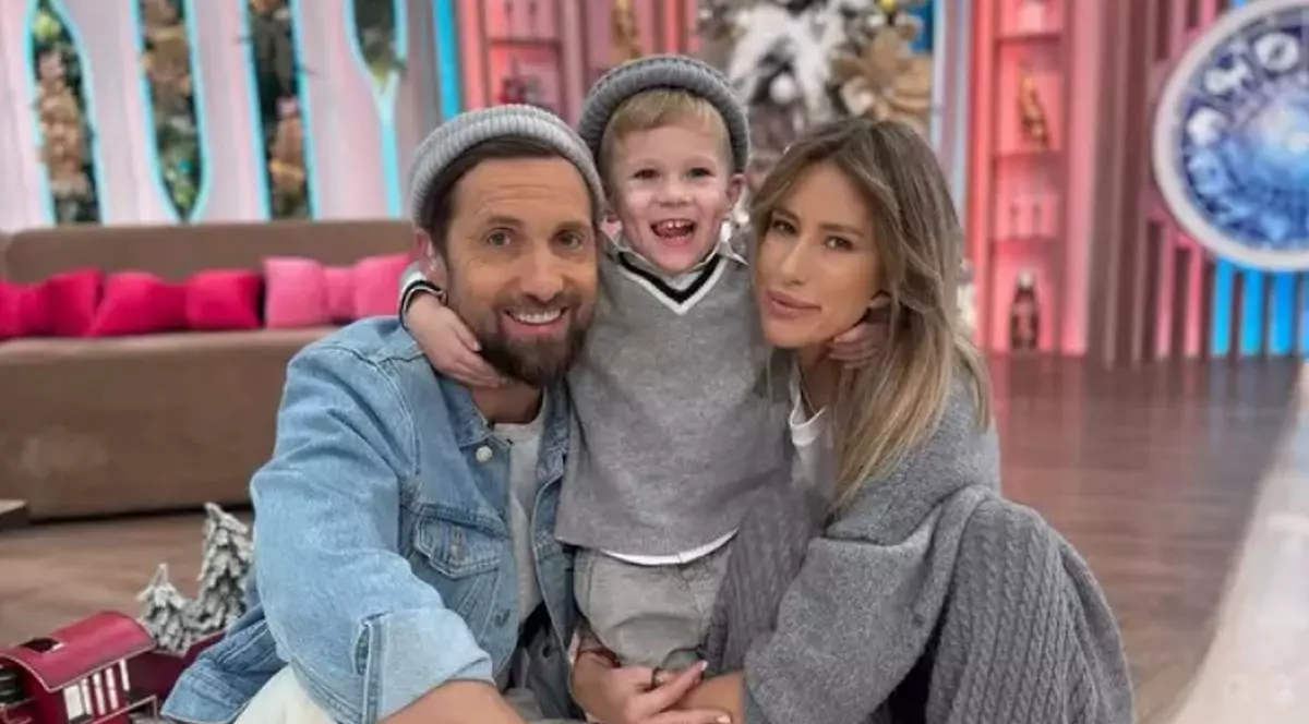 Dani Oțil alături de Gabriela Prisăcariu, soția lui, și de Tiago, fiul lor